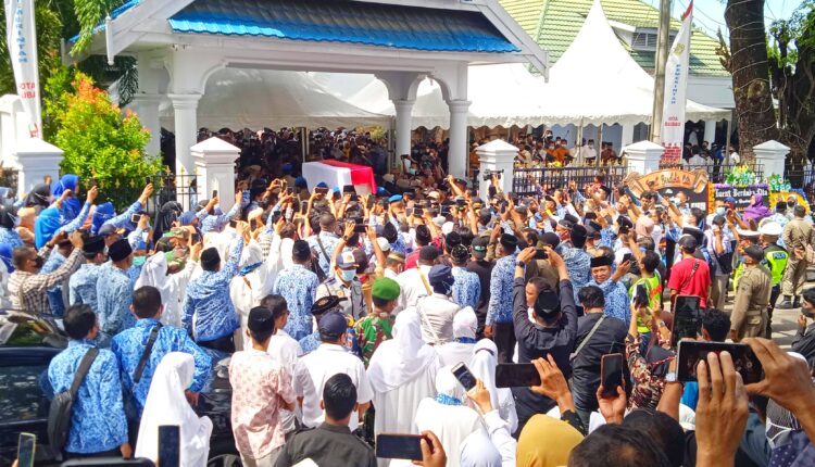 Jenazah Almarhum Wali Kota Baubau Tiba Di Rujab, Ribuan Masyarakat Padati Rujab
