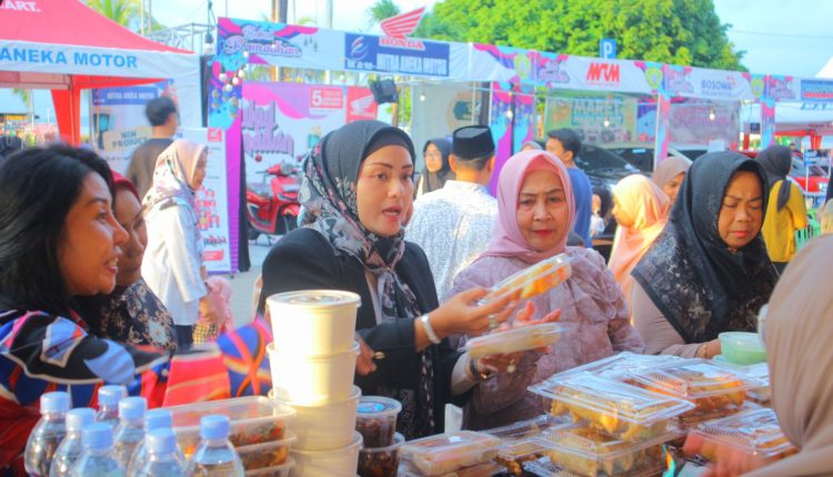 Lia Umar Samiun Kunjungi Pelaku UMKM dan Bagi Takjil pada Warga