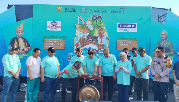 Walikota Dampingi Wamendagri Bima Arya Lepas Ribuan Pelari di Baubau