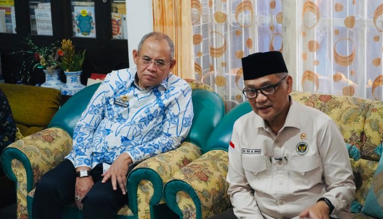 Walikota Dampimgi Menteri Haji dan Umrah Kunjungi Sentra Pengolahan Ikan di Sulaa